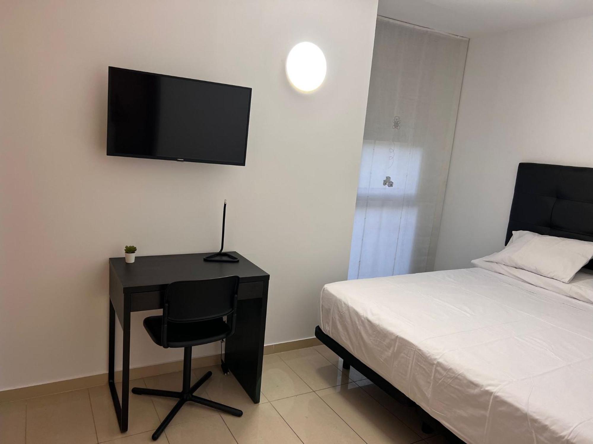 Fira Gran Via 2 - Private Rooms In A Shared Apartment - Habitaciones Privadas En Apartamento Compartido L'Hospitalet de Llobregat Bagian luar foto
