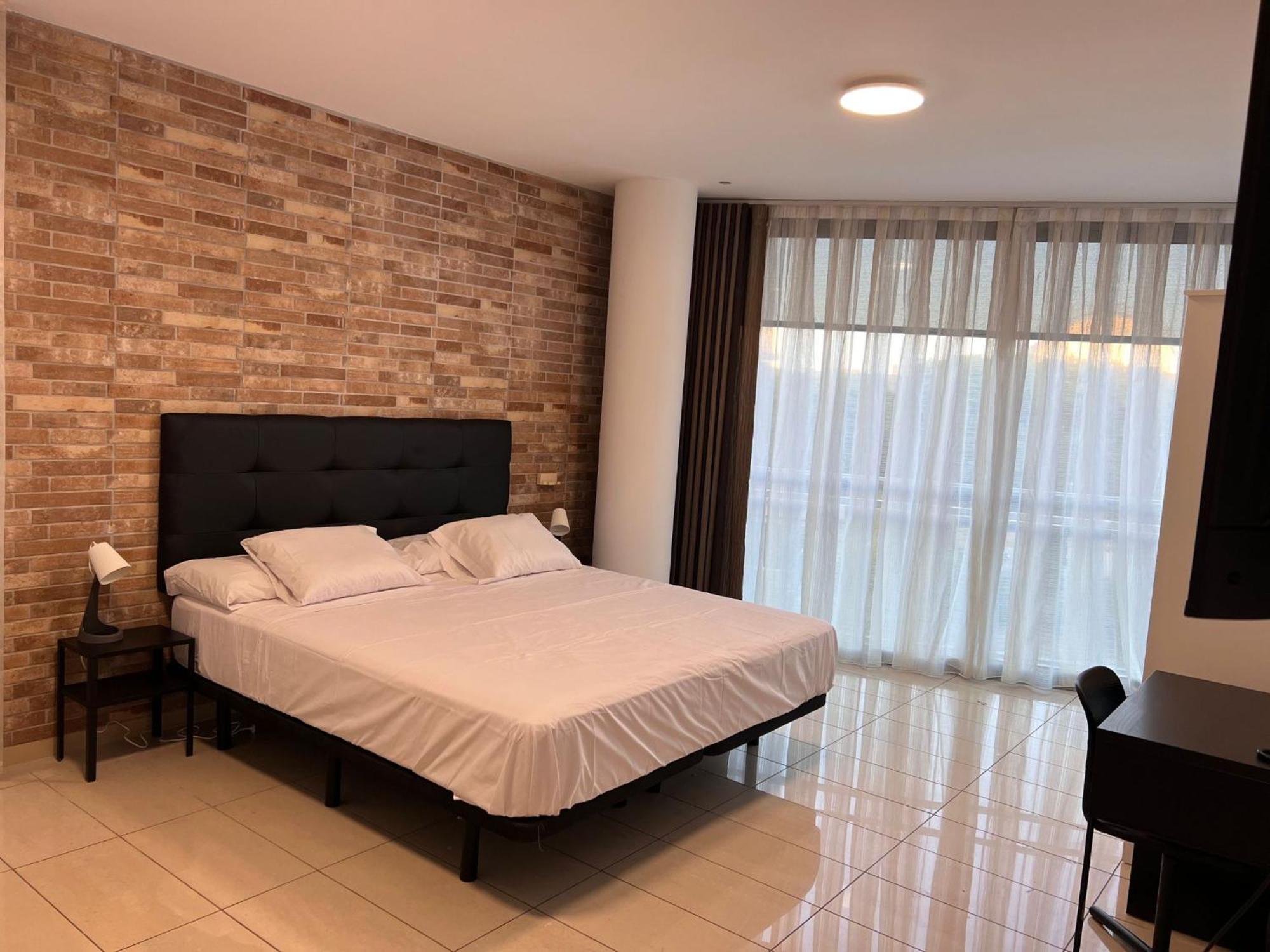 Fira Gran Via 2 - Private Rooms In A Shared Apartment - Habitaciones Privadas En Apartamento Compartido L'Hospitalet de Llobregat Bagian luar foto