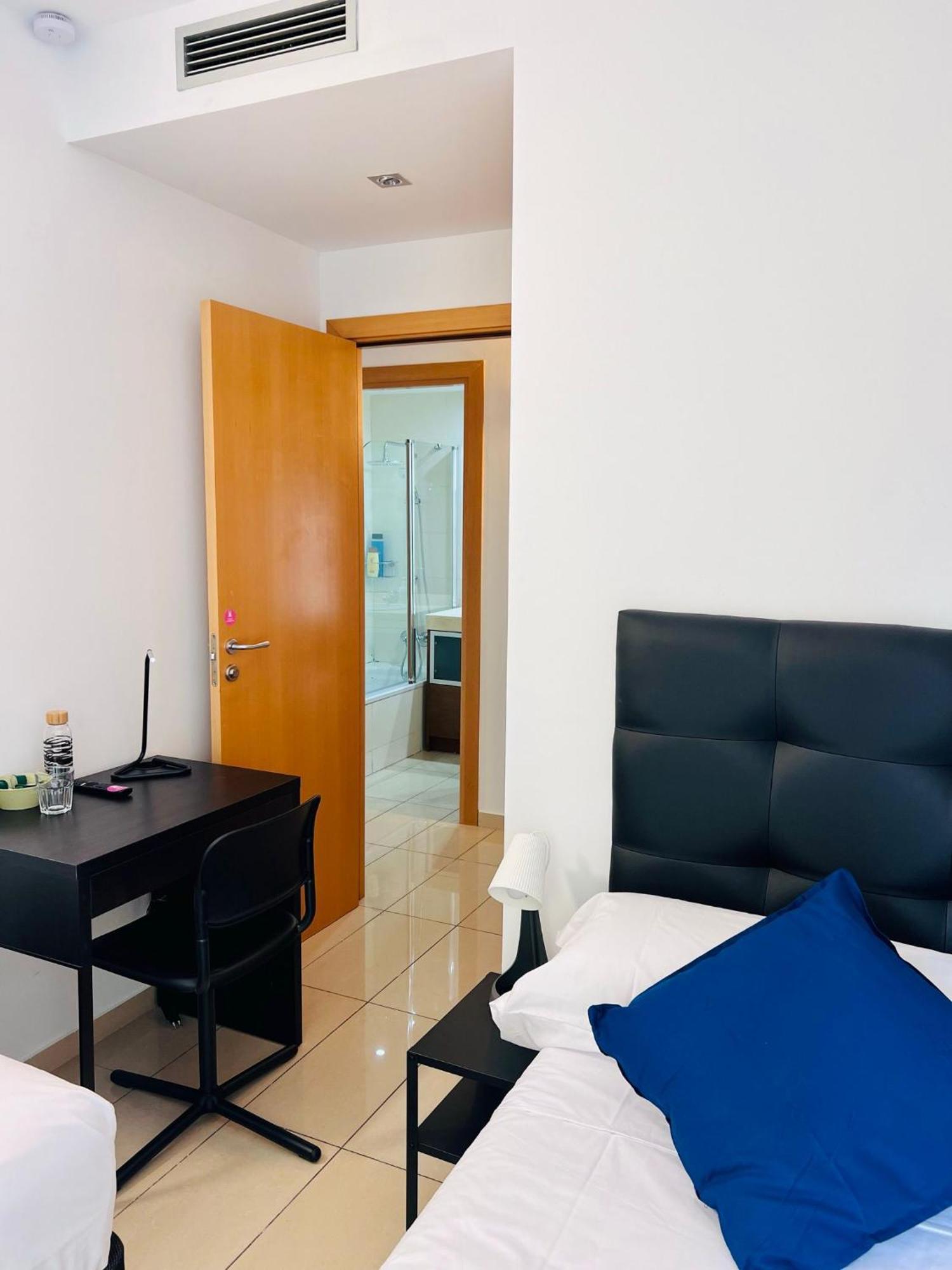 Fira Gran Via 2 - Private Rooms In A Shared Apartment - Habitaciones Privadas En Apartamento Compartido L'Hospitalet de Llobregat Bagian luar foto