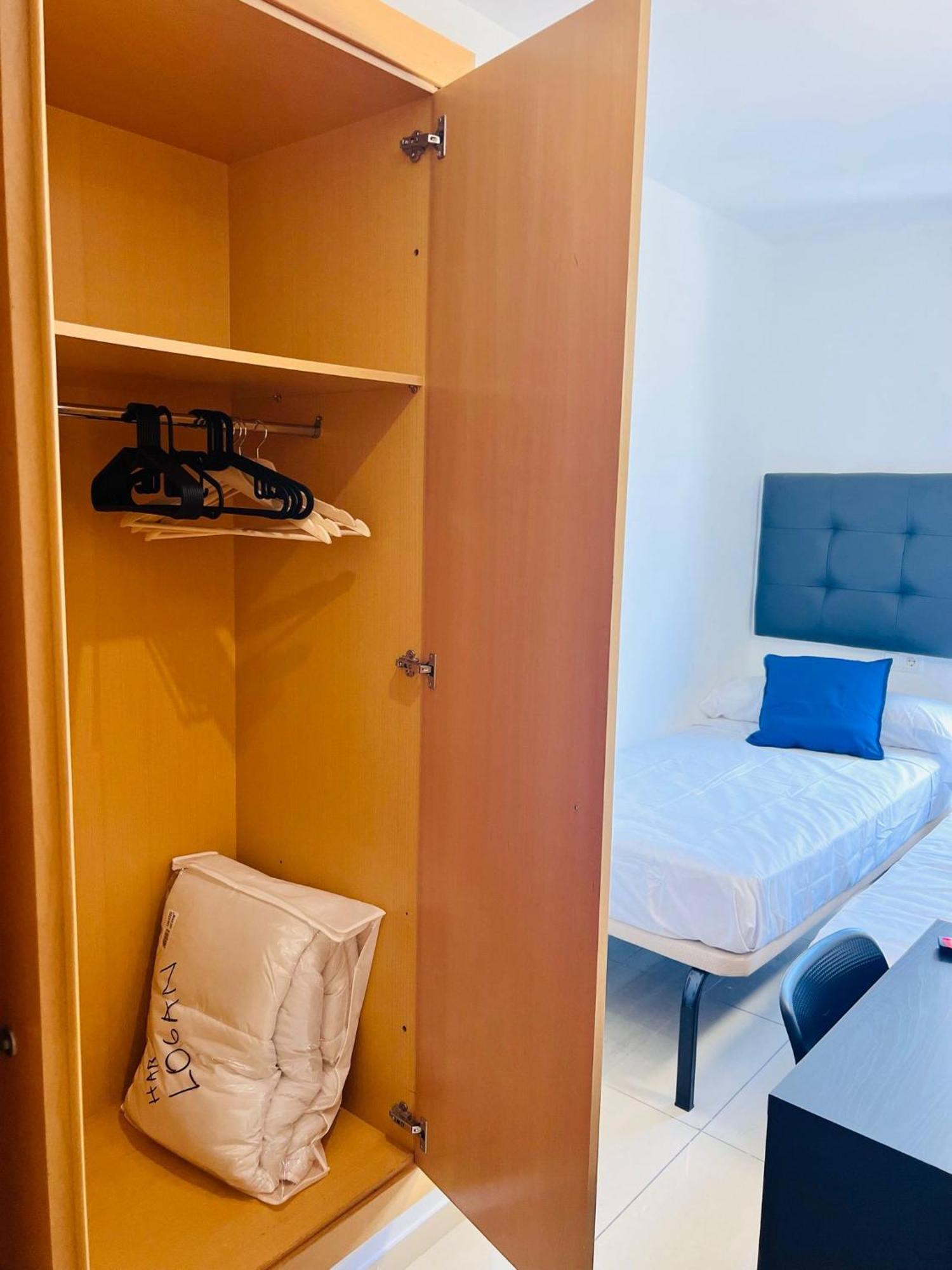 Fira Gran Via 2 - Private Rooms In A Shared Apartment - Habitaciones Privadas En Apartamento Compartido L'Hospitalet de Llobregat Bagian luar foto