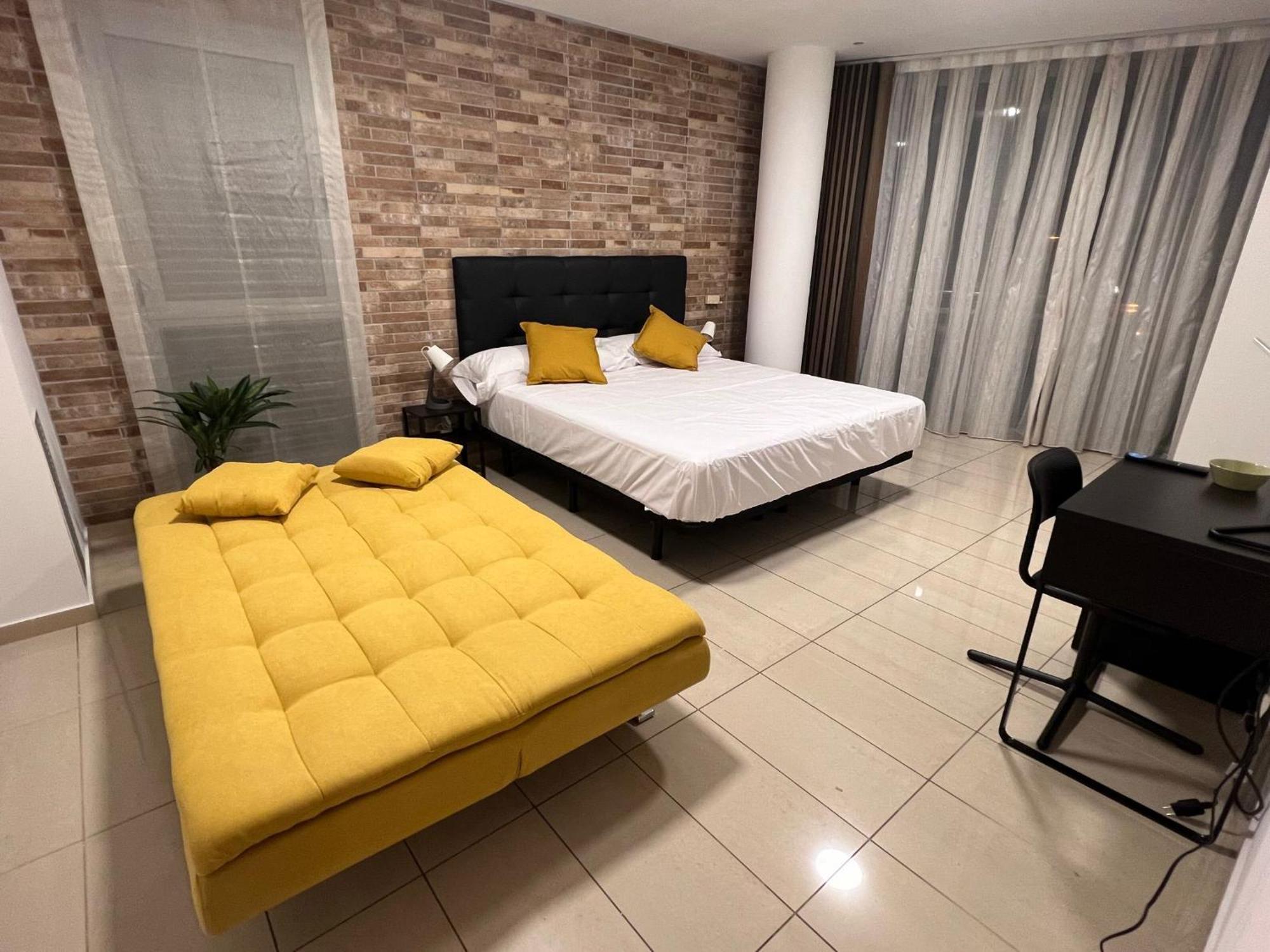 Fira Gran Via 2 - Private Rooms In A Shared Apartment - Habitaciones Privadas En Apartamento Compartido L'Hospitalet de Llobregat Bagian luar foto