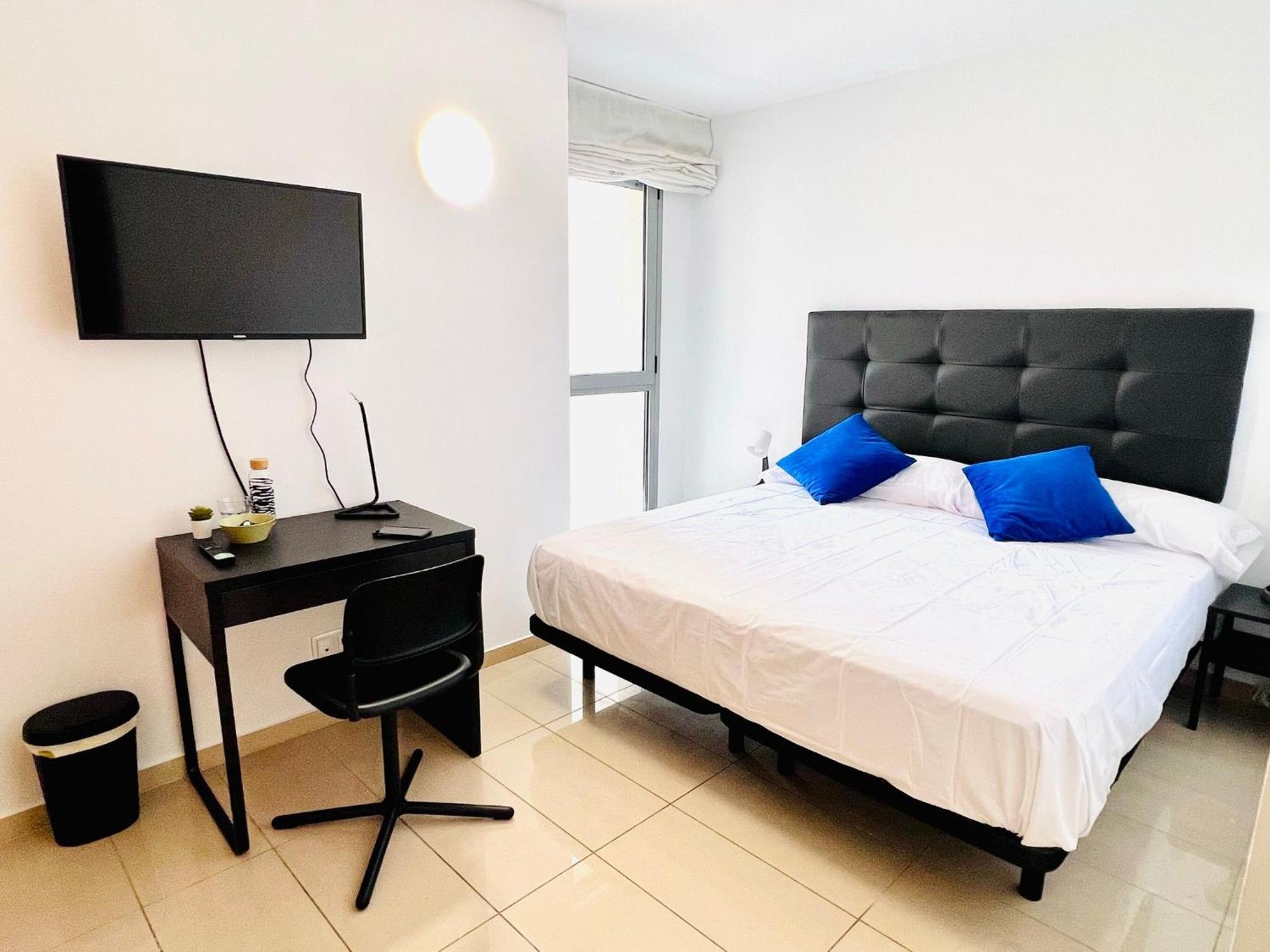 Fira Gran Via 2 - Private Rooms In A Shared Apartment - Habitaciones Privadas En Apartamento Compartido L'Hospitalet de Llobregat Bagian luar foto