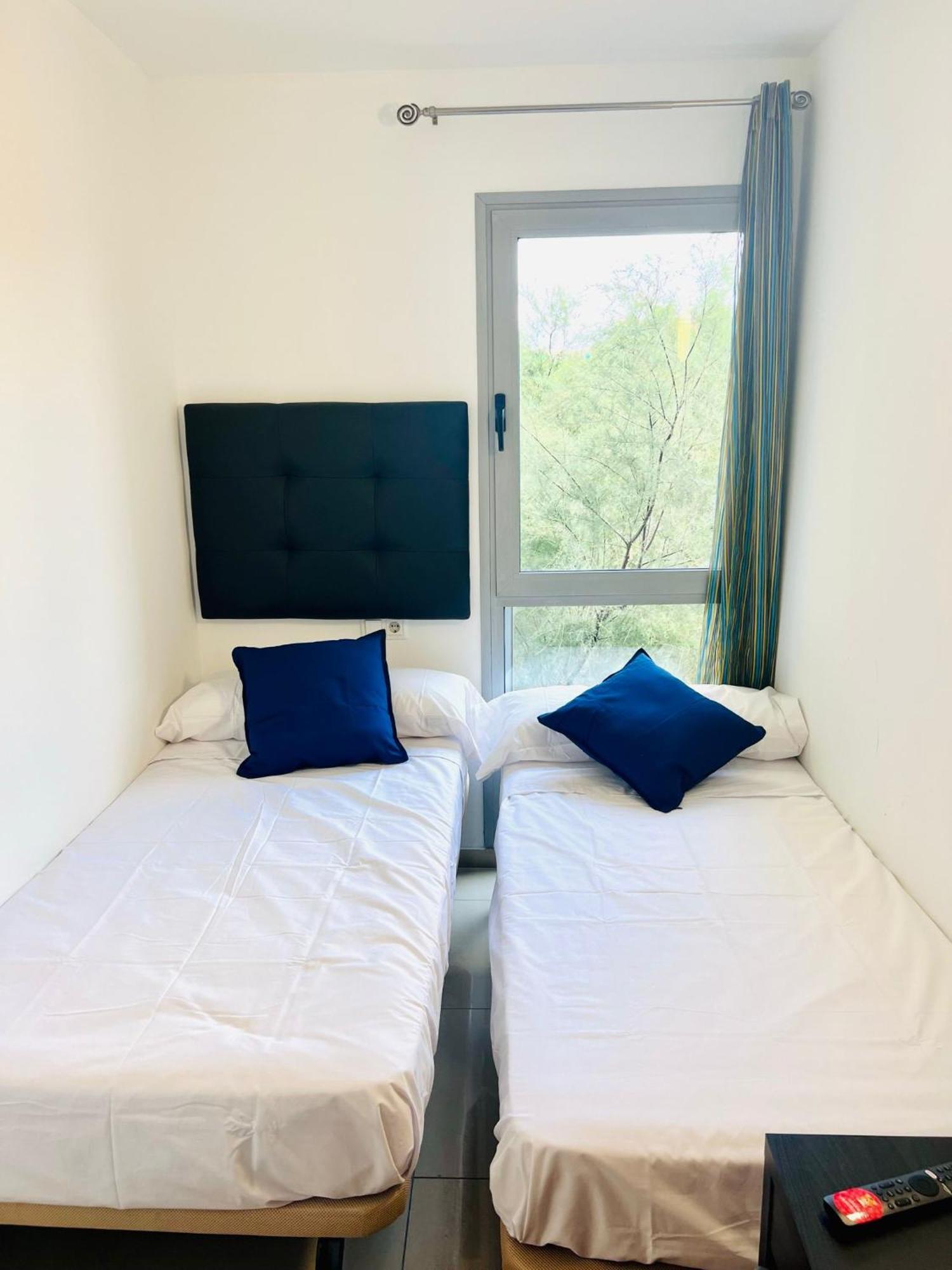 Fira Gran Via 2 - Private Rooms In A Shared Apartment - Habitaciones Privadas En Apartamento Compartido L'Hospitalet de Llobregat Bagian luar foto