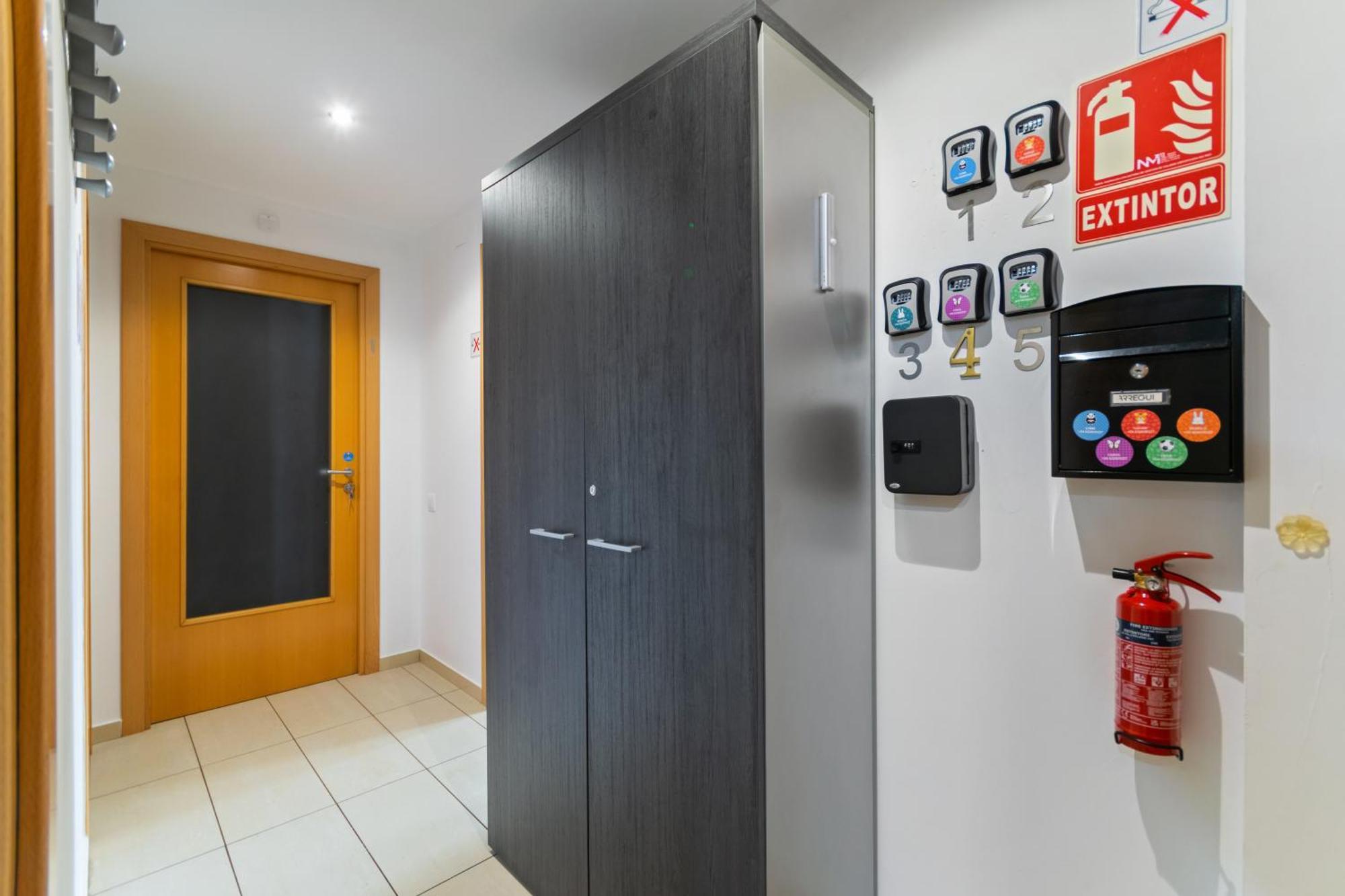 Fira Gran Via 2 - Private Rooms In A Shared Apartment - Habitaciones Privadas En Apartamento Compartido L'Hospitalet de Llobregat Bagian luar foto