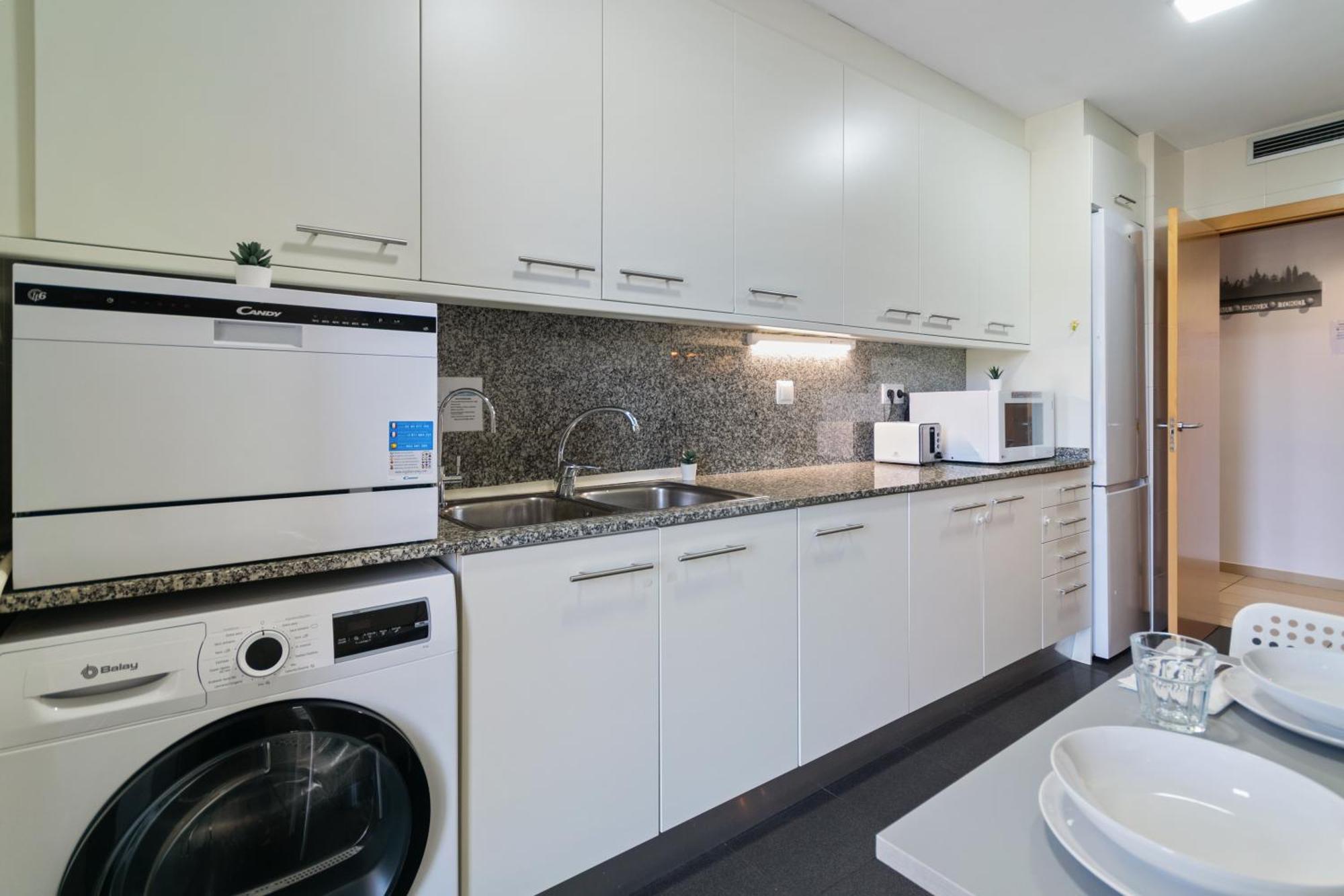 Fira Gran Via 2 - Private Rooms In A Shared Apartment - Habitaciones Privadas En Apartamento Compartido L'Hospitalet de Llobregat Bagian luar foto