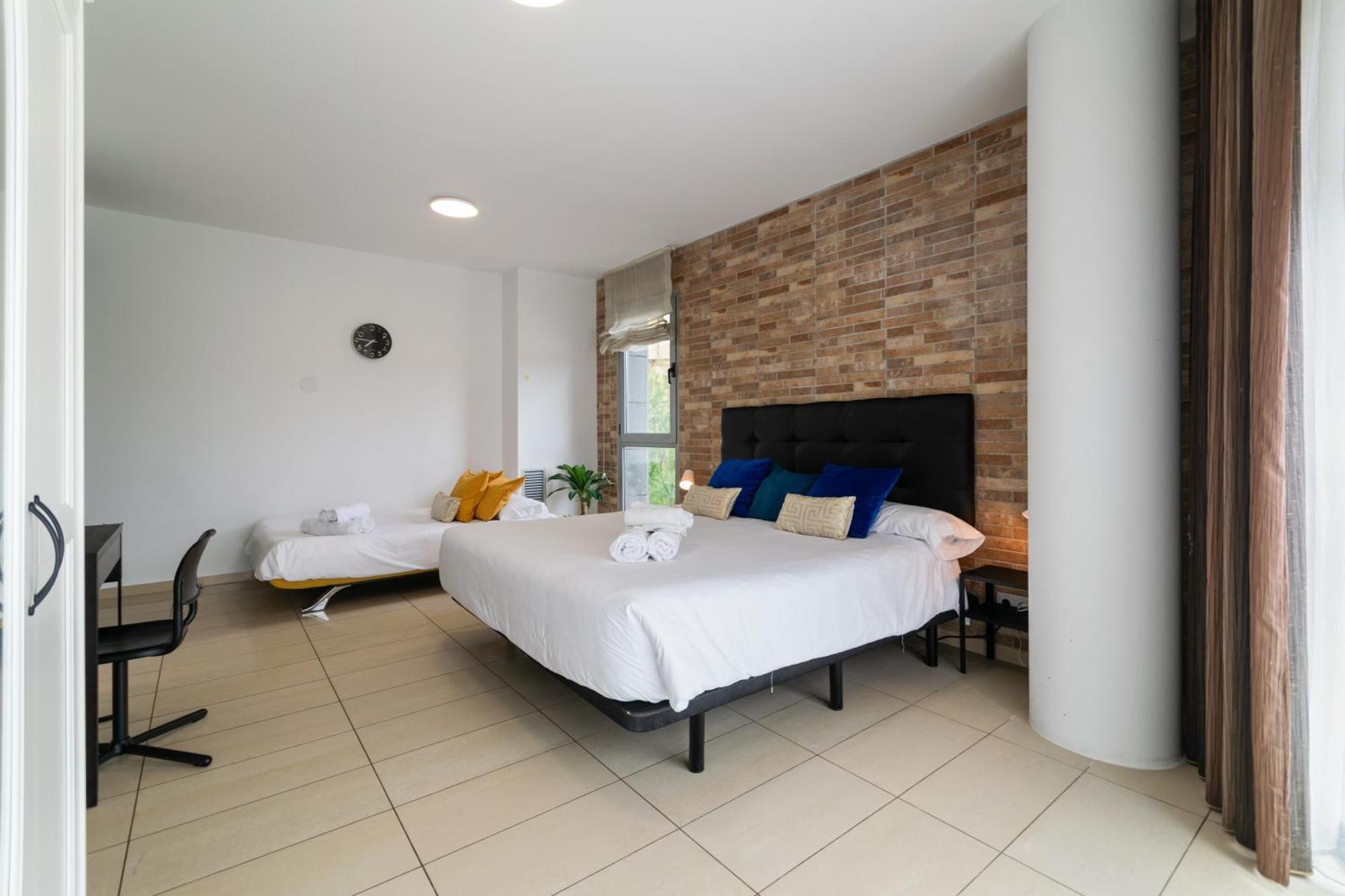 Fira Gran Via 2 - Private Rooms In A Shared Apartment - Habitaciones Privadas En Apartamento Compartido L'Hospitalet de Llobregat Bagian luar foto
