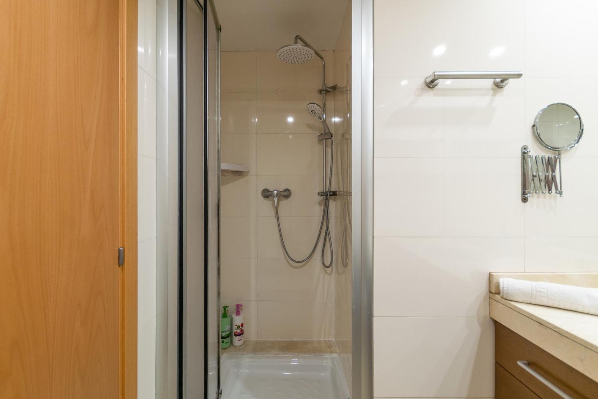 Fira Gran Via 2 - Private Rooms In A Shared Apartment - Habitaciones Privadas En Apartamento Compartido L'Hospitalet de Llobregat Bagian luar foto