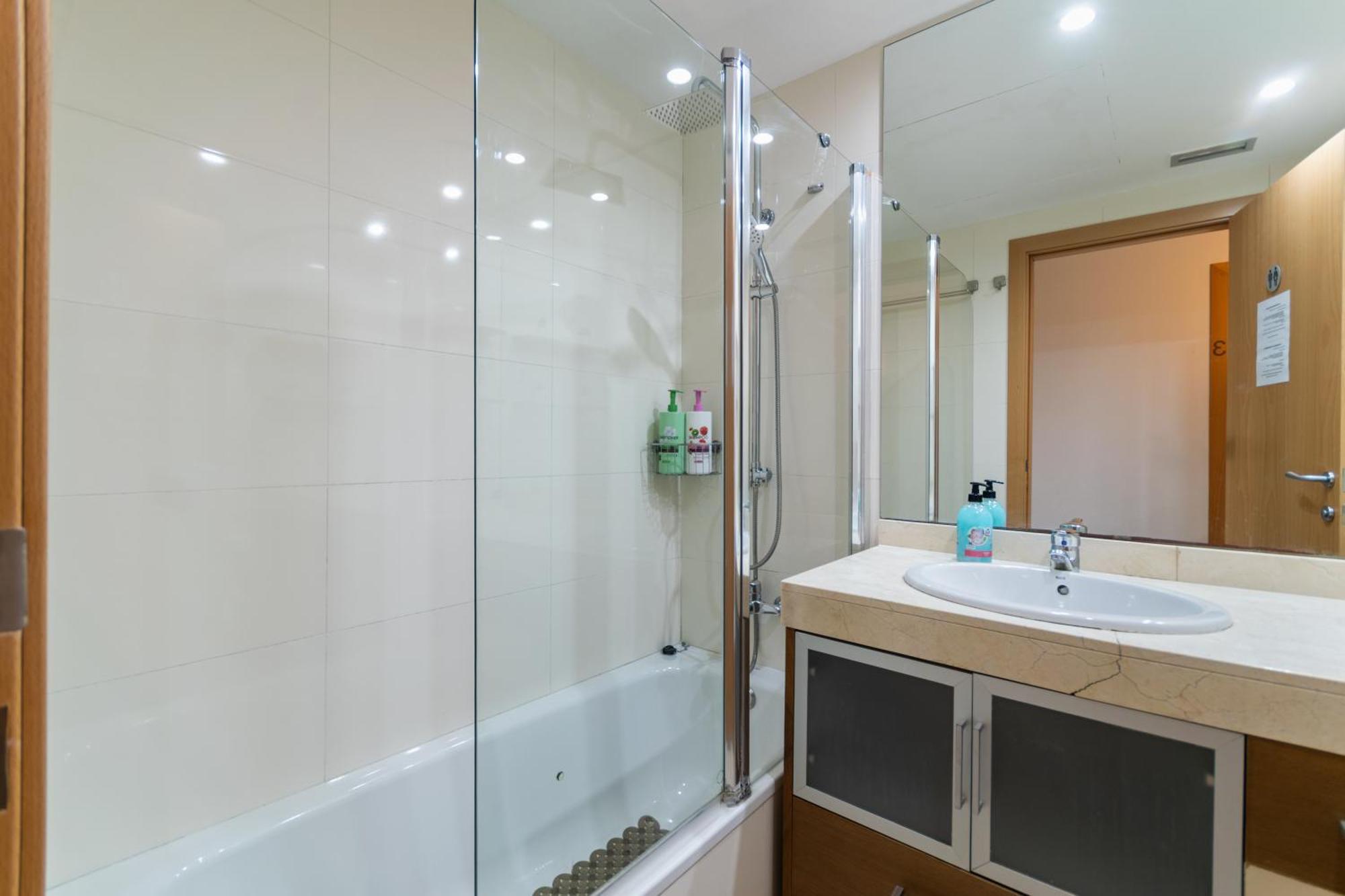 Fira Gran Via 2 - Private Rooms In A Shared Apartment - Habitaciones Privadas En Apartamento Compartido L'Hospitalet de Llobregat Bagian luar foto